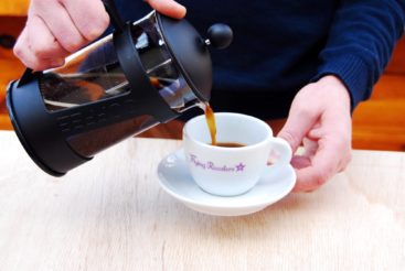 Making coffee with the French Press